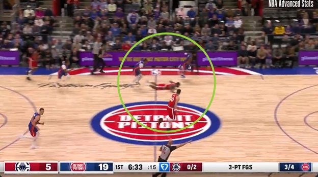 2026世界杯举办地-惨！小卡左膝受伤瞬间曝光：先被奥萨尔撞 马上又被里德撞翻在地