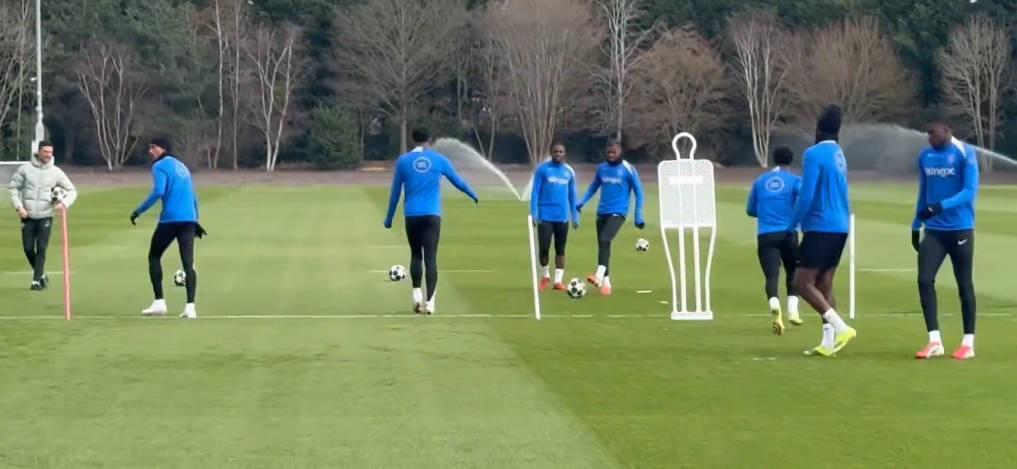 跟队：埃斯特旺参加了切尔西的公开训练，里斯、约恩森缺席