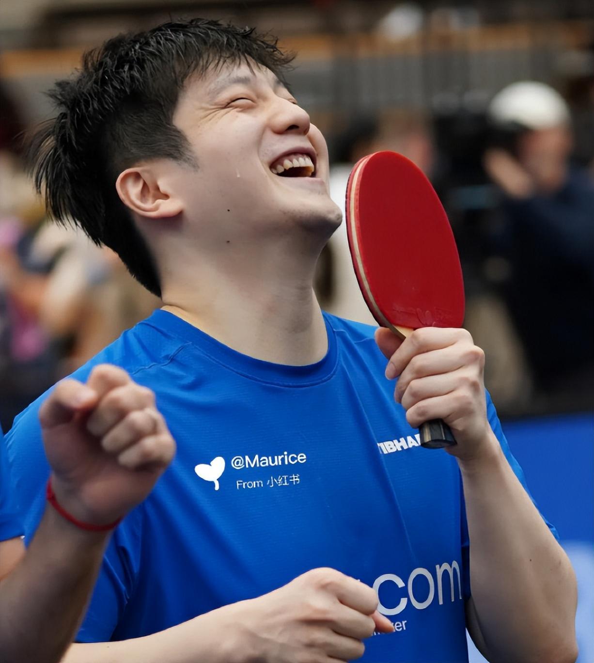 2026世界杯赛程-发自内心大笑！樊振东在德甲打球身心愉悦 与领事合影后相谈甚欢